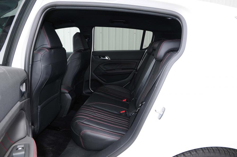  Peugeot 308 GT 2015 года  (UK) (фото 8 из 8)